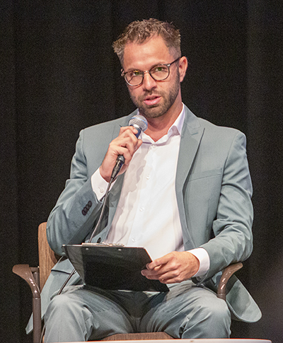 Reuben Rojas, director de reasentamiento de refugiados de Church World Service, caracterizó la actual situación de afluencia de inmigrantes, combinada con los recortes de fondos para las agencias que los atienden y los efectos de la pandemia, como "una tormenta perfecta ... crisis sobre crisis". Habló durante una mesa redonda sobre la reciente migración en el Sur de La Florida, organizada por The Miami Herald / El Nuevo Herald el 23 de febrero de 2023, en el campus Wolfson del Miami Dade College.