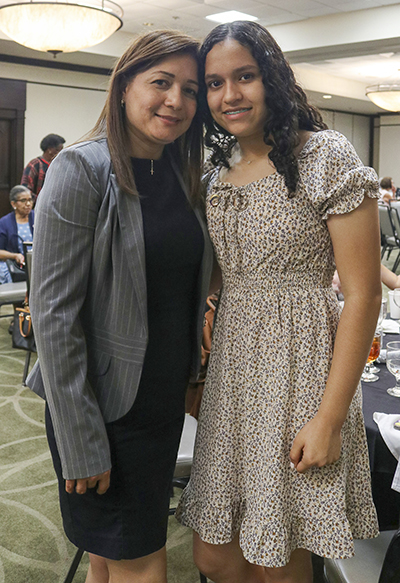 Astrid Cadevilla, una de las beneficiarias del año pasado de la beca otorgada por el Consejo Arquidiocesano de Mujeres Católicas de Miami (MACCW) a niñas de octavo grado, posa con su madre, Nelbra Suárez, en el almuerzo MACCW de este año, el evento anual para la recaudación de fondos para la beca. Astrid cursaba el octavo grado en la escuela Our Lady Queen of Martyrs en Fort Lauderdale y ahora asiste a la escuela secundaria Archbishop McCarthy en Southwest Ranches.