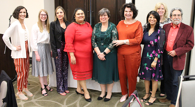 El personal del Florida Catholic, La Voz Católica y la Oficina de Comunicaciones acompañaron a Ana Rodríguez-Soto durante el almuerzo en que fue homenajeada. Desde la izquierda: Cristina Cabrera-Jarro, reportera; Emily Chaffins, practicante; Verónica Fernández, asistente administrativa y productora de la Misa televisada; María Alejandra Rivas, coordinadora de comunicaciones y especialista en medios digitales; Rodríguez-Soto; Mary Ross Agosta, directora de la Oficina de Comunicaciones; Rocío Granados, reportera, y Emilio de Armas, editor de La Voz Católica. Detrás, Jan Rayburn, coordinadora de Virtus.