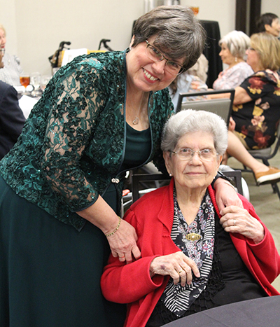 Ana Rodríguez-Soto, editora de la edición de Miami del Florida Catholic, posa con su madre, Carmen Rodríguez, en el almuerzo para recaudar fondos del Consejo Arquidiocesano de Mujeres Católicas de Miami (MACCW), realizado el 25 de febrero de 2023 en el Embassy Suites en Fort Lauderdale. Rodríguez-Soto fue reconocida por su apoyo continuo al fomento de la educación católica en la Arquidiócesis de Miami.