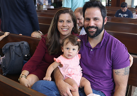 Loren y Luis González posan con su hija poco antes de la Misa por el 50 aniversario de Camino del Matrimonio, el 16 de abril, en la capilla del Seminario St. John Vianney. Los Gonzáles se casaron hace cinco años y son coordinadores de mesa en los retiros de Camino.