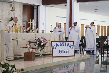 El Arzobispo Thomas Wenski presidió la Misa por el 50 aniversario del movimiento Camino del Matrimonio, el 16 de abril, en la capilla del Seminario St. John Vianney. Concelebraron con él, el P. José Espino, rector de la Ermita de la Caridad; el P. Matthew Gómez, director de la Oficina arquidiocesana de Vocaciones; el P. Rafael Capó, vicepresidente de Misiones de la Universidad St. Thomas y director espiritual del movimiento, Mons. Pablo Navarro, rector del Seminario St. John Vianney, entre otros sacerdotes arquidiocesanos.