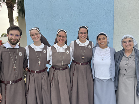 Posan para la foto los religiosos que participaron en la Pascua Joven 2023, el 29 de abril, en la Universidad St. Thomas. Desde la izquierda, los religiosos de la comunidad de los Siervos y Siervas de los Corazones Traspasados de Jesús y María: el Hno. Iñigo JohnPaul Isla; la Hna. Andrea Isla; la Hna. Alexia Zaldivar, directora espiritual de la Pastoral Juvenil Hispana de Miami; la Hna. Anamargarita Certain y las Misioneras Claretianas, la Hna. Lizeth Guadalupe Manrique, y la Hna. Ondina Cortés.