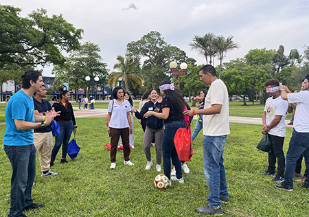 Jóvenes de diferentes grupos juveniles de las parroquias arquidiocesanas participan en actividades de la Pascua Joven 2023, el encuentro anual de jóvenes, se realizó en la Universidad St. Thomas, el 29 de abril.