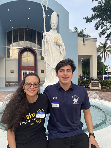 Tatiana Durán y Jean Lucas Francesco Chabla, miembros de la Pastoral Juvenil Hispana de Miami participaron en la Pascua Joven 2023, en la Universidad St. Thomas, el 29 de abril.