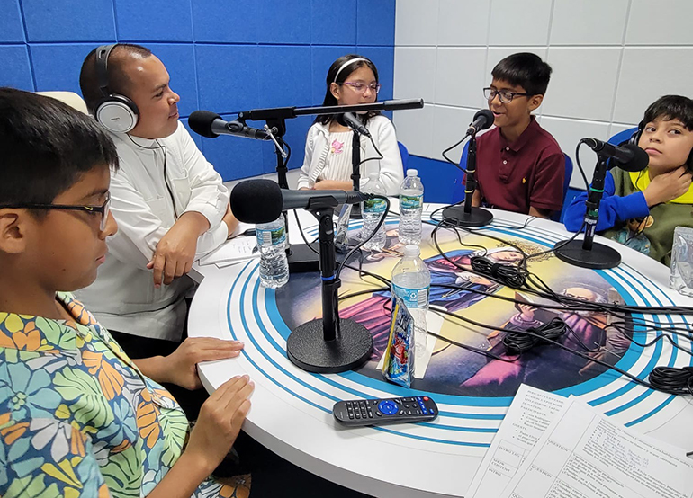 Los invitados especiales al episodio m&aacute;s reciente de What the Faith, Miami? y Cu&eacute;ntame Cat&oacute;lico, de izquierda a derecha: Pedro Pablo Obando, de 11 a&ntilde;os, el Padre Elvis Gonz&aacute;lez, p&aacute;rroco de St. Michael the Archangel en Miami, Mariantonella Obando, de 9 a&ntilde;os, Luis Alejandro Obando, de 11 a&ntilde;os, y Adri&aacute;n Curatolo, de 10 a&ntilde;os.