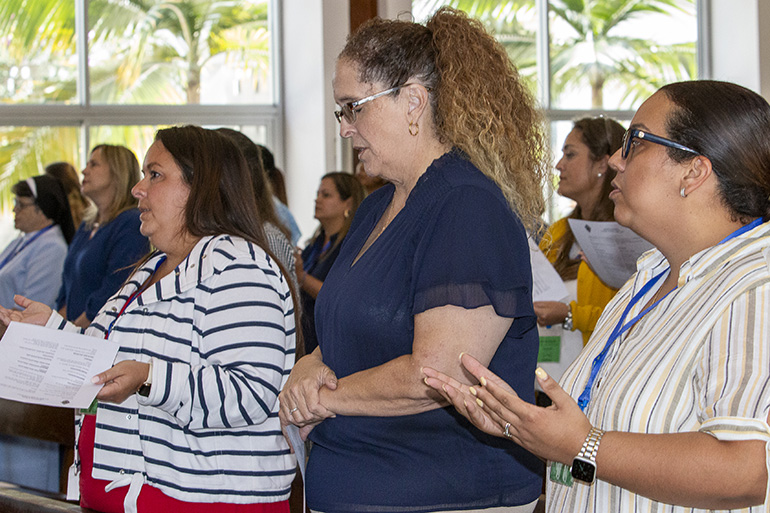 Participando en la Misa que se celebró durante la reunión de todos los directores antes del comienzo del año escolar 2023-24, el 4 de agosto de 2023, en la capilla del Seminario Universitario St. John Vianney en Miami, de izquierda a derecha: Jenna McIntosh, del colegio St. Anthony de Fort Lauderdale; Heidi Suero, del colegio Nativity de Hollywood; y Christine González, del colegio St. Bartholomew de Miramar. La reunión tuvo lugar al lado, en el colegio St. Brendan.