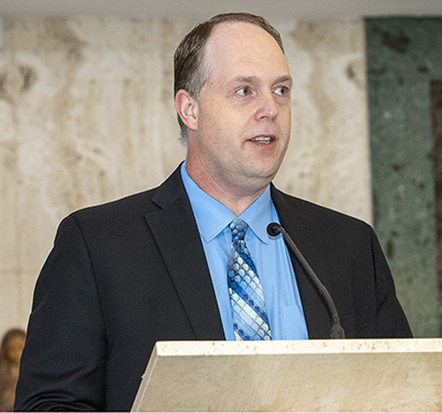 Jim Rigg, superintendente arquidiocesano de escuelas, habla a los directores reunidos para la Misa en la Capilla San Rafael del Seminario Universitario St. John Vianney en Miami, durante la reunión de todos los directores celebrada antes del inicio del año escolar 2023-24, el 4 de agosto de 2023, en la escuela secundaria St. Brendan, que está situada al lado del seminario.