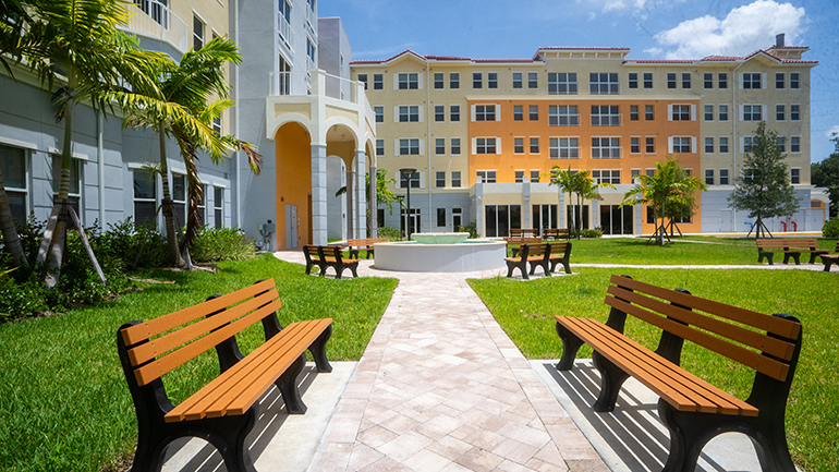 Vista exterior de Casa Sant'Angelo, una comunidad de viviendas asequibles de 113 apartamentos para personas mayores de 62 años, ubicada junto a la iglesia de St. John XXIII en Miramar y que se inauguró el 11 de agosto de 2023.