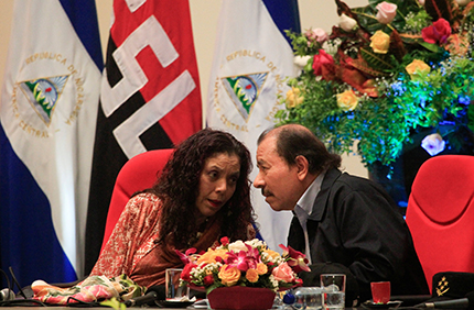 El presidente nicaragüense Daniel Ortega y la vicepresidenta Rosario Murillo aparecen en una foto de archivo en Managua el 1 de septiembre de 2017. El régimen nicaragüense confiscó a mediados de agosto el recinto de la Universidad Centroamericana de Nicaragua que era administrada por la Compañía de Jesús, los jesuitas, cuya residencia privada el Gobierno también incautó una semana después y le prohibió a la orden operar en el país.