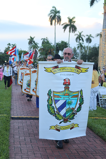 Integrantes de la Archicofradía de la Virgen de la Caridad de Miami portan los estandartes de los Municipios de Cuba durante la celebración de la Virgen de la Caridad de este año, en el Santuario de la Ermita de la Caridad, en Miami, el 8 de septiembre.