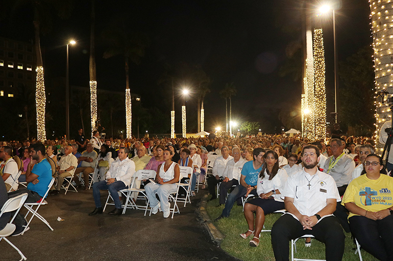 Miles de devotos de la Virgen de la Caridad del Cobre asistieron el 8 de septiembre de 2023 a su santuario en Miami a celebrar su fiesta.