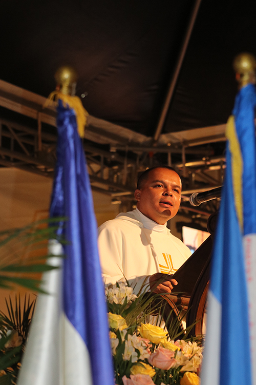 El padre Elvis González predica la homilía durante la Misa por la fiesta de la Virgen de la Caridad, patrona de Cuba, el 8 de septiembre 2023, en la Ermita de la Caridad en Miami.