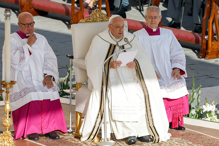 El Papa Francisco da su bendición durante la Misa de apertura de la asamblea del Sínodo de los Obispos en la Plaza de San Pedro del Vaticano el 4 de octubre de 2023. (Foto CNS/Lola Gomez)