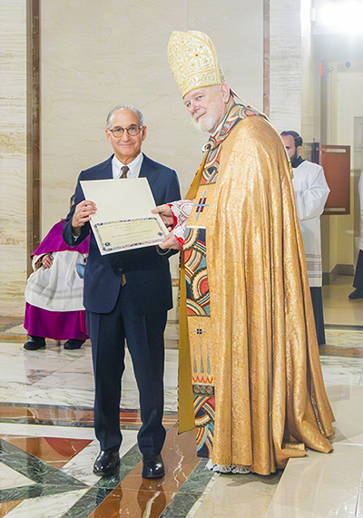 El juez Steven Leifman recibe la Medalla Papal Benemerenti de manos del Arzobispo Thomas Wenski, durante las vísperas del 65 aniversario de la Arquidiócesis de Miami, el 22 de octubre de 2023, en la Catedral St. Mary.