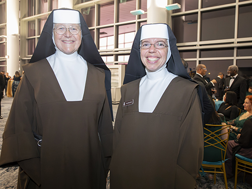 Las Hnas. Carmelitas Margaret Ann y Mary Louise, directora y profesora de teología, respectivamente, de la Escuela Secundaria Archbishop Coleman Carroll de Miami, se preparan para unirse a las casi 900 personas en la gala del 65 aniversario de la Arquidiócesis de Miami, el 11 de noviembre de 2023, en el Centro de Convenciones de Miami Beach. La gala recaudó más de 3.8 millones de dólares para los programas educativos arquidiocesanos.