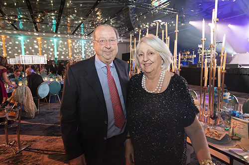 Errico Auricchio, presidente de BelGioioso Cheese, Inc., patrocinador de "discípulos misioneros" por un valor de 500 mil dólares, y su esposa, Patrizia, posan para una foto en la gala del 65 aniversario de la Arquidiócesis de Miami, el 11 de noviembre de 2023, en el Centro de Convenciones de Miami Beach.
