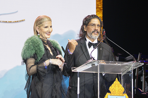 El abogado Jorge Luis López, acompañado de su esposa Marile, habla en la gala del 65 aniversario de la Arquidiócesis de Miami, el 11 de noviembre de 2023, en el Centro de Convenciones de Miami Beach. La fundación de su familia financia una beca anual para estudiantes de la Escuela Secundaria Msgr. Edward Pace, que necesitan ayuda para pagar la matrícula. El exalumno de Pace, David Barbier, Jr., quien compartió su testimonio en la gala, fue uno de los beneficiarios en 2018.