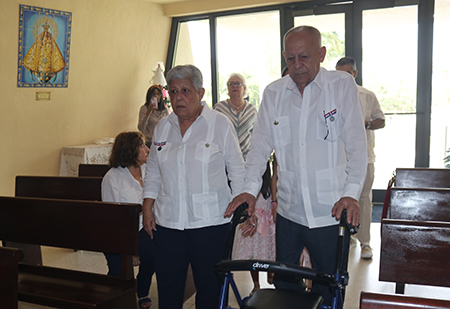 Teresa y Miguel N&uacute;&ntilde;ez, miembros de la Archicofrad&iacute;a de la Ermita de la Caridad acompa&ntilde;an a llevar el pan y el vino durante la Misa del 50 aniversario de la consagraci&oacute;n de la Ermita de la Caridad, el 2 de diciembre de 2023.