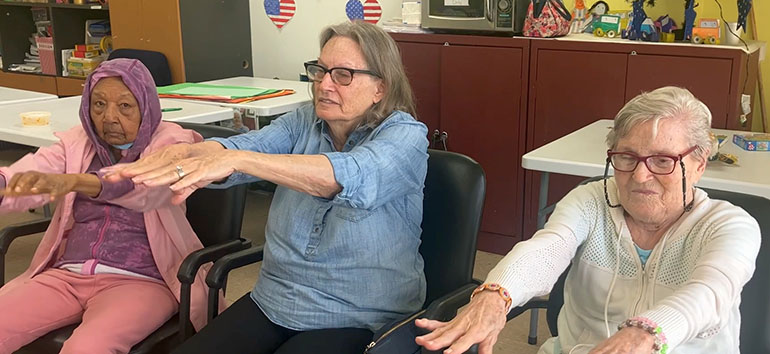 Clientes del centro de atención diurna para adultos de Wilton Manors participan en una sesión de A Matter of Balance (Una Cuestión de Equilibrio). De izquierda a derecha: Marian Doughty, Susan O'Day y Joan Walkling.