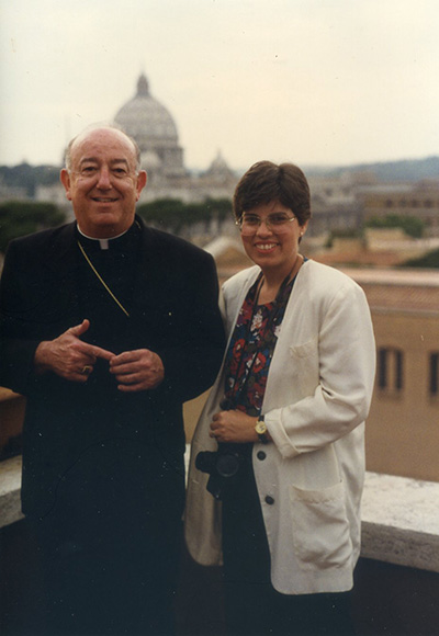 El Arzobispo John C. Favalora y la editora de Florida Catholic, Ana Rodríguez-Soto, en Roma tras la ceremonia de entrega del palio a los nuevos arzobispos, junio de 1995.