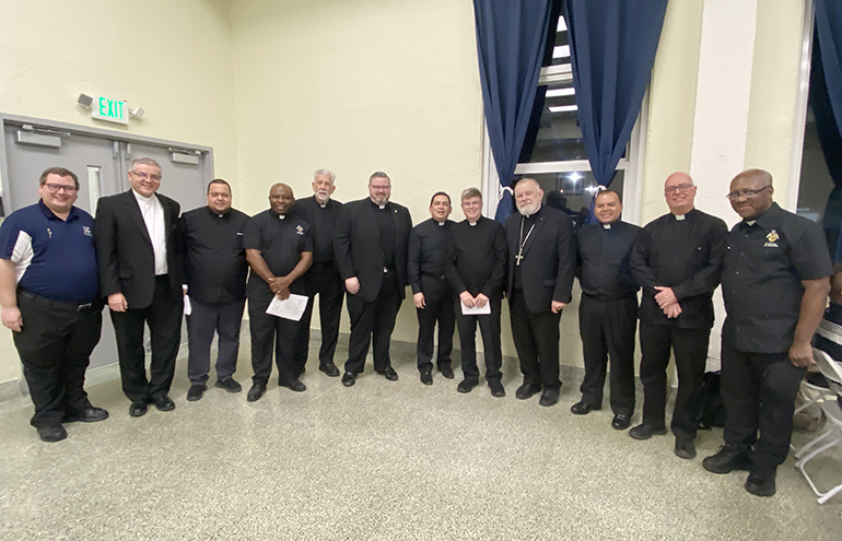 El Arzobispo Thomas Wenski (cuarto desde la derecha) posa con varios sacerdotes arquidiocesanos que asistieron a la charla sobre el ministerio de justicia a la luz de la enseñanza social católica, en la parroquia St. Michael the Archangel, en Miami, el 4 de marzo.