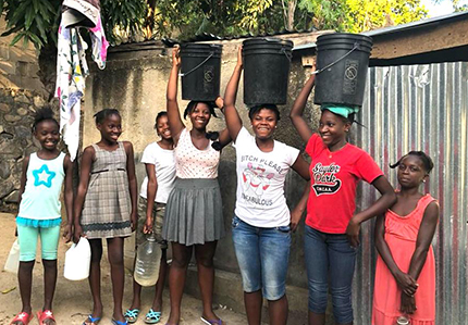Desde la instalación de pozos agua para regar plantas de café y para consumo doméstico en la Diocese de Fort Liberté, las mujeres y las niñas ya no tienen que cargar el líquido elemento por largas distancias.