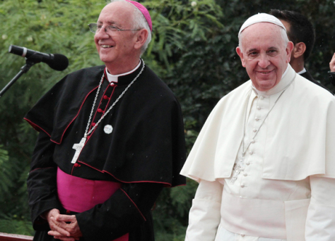 Mons. Emilio Aranguren con el Papa Francisco en la Loma de la Cruz, en Holgu&iacute;n.