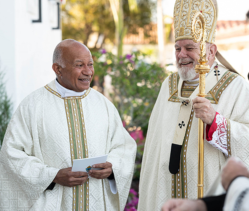 El Arzobispo Thomas Wenski conversa con el P. Rafael Cos, administrador de la misión de Santa Ana, momentos antes de dedicar y consagrar la nueva iglesia, el 19 de marzo de 2024.