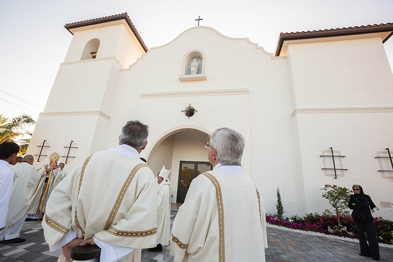 Sacerdotes arquidiocesanos observan la nueva iglesia de la Misión Santa Ana, mientras esperan el inicio de la Misa de consagración, el 19 de marzo de 2024.