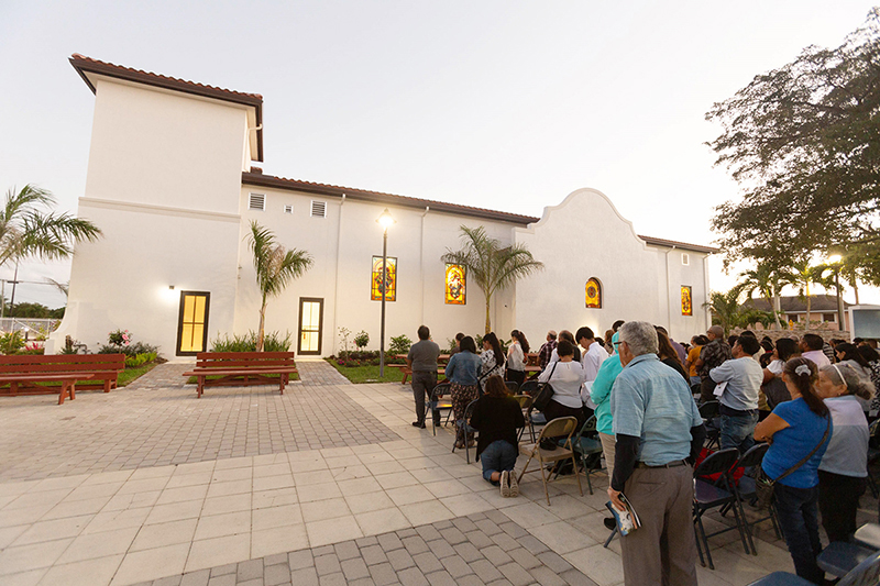 Decenas de feligreses escuchan la Misa de consagración de la nueva iglesia de la Misión de Santa Ana en la plaza exterior. La nueva iglesia llegó a su capacidad de 600 personas el 19 de marzo de 2024.