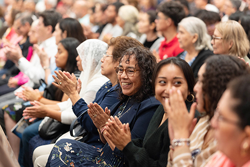 La congregación aplaude después de encenderse las luces en la Misa de consagración y dedicación de la Misión Santa Ana, en Naranja, el 19 de marzo de 2024.