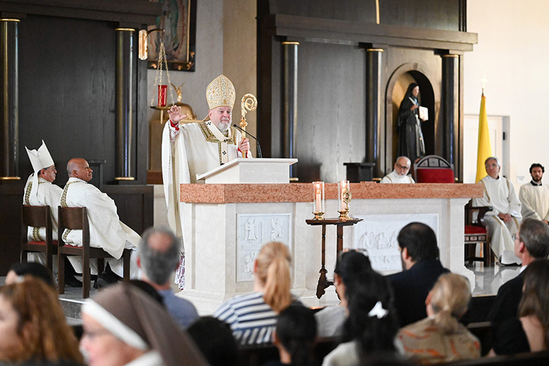 El Arzobispo Thomas Wenski predica su homilía durante la celebración de la Misa de dedicación de la nueva iglesia de la Misión de Santa Ana, en Naranja, el 19 de marzo de 2024.
