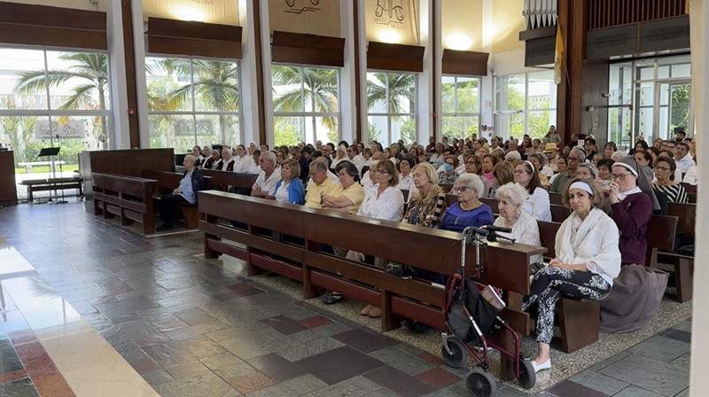 More than 200 members of the 14 Hispanic Apostolic Movements of the Archdiocese of Miami and other archdiocesan groups, along with the Servants of the Pierced Hearts of Jesus and Mary and their Apostles, participated in the local Eucharistic Congress at St. John Vianney Seminary July 20, 2024. The local Congress, which included talks, Holy Hour and a Eucharistic procession, coincided with the National Eucharistic Congress held in Indianapolis, Indiana, July 17-21, 2024.