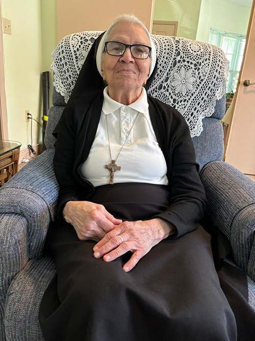 Sister Anunciata Fernandez, a member of the Oblate Sisters of Divine Providence, celebrated 75 years of religious life that began in her native Cuba. At the age of 96, she assists the sick, does handicrafts and is part of St. Patrick’s Parish with the other sisters of her congregation.