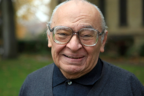 El P. dominico Gustavo Gutiérrez en 2007 en el campus de la Universidad de Notre Dame en Indiana. El P. Gutiérrez, conocido como el "padre de la teología de la liberación", que alcanzó prominencia en Sudamérica en las décadas de 1960 y 1970 como una forma de responder a las necesidades de los pobres de América Latina, murió el 22 de octubre de 2024, a la edad de 96 años.