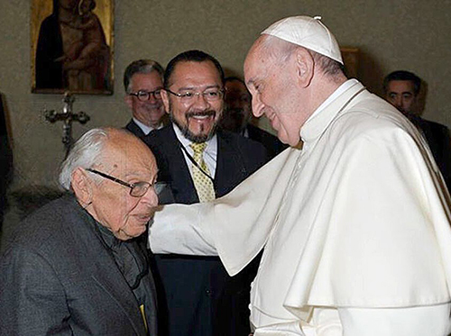 El Papa Francisco se reúne con el P. Gustavo Gutiérrez, “el padre de la teología de la liberación”, en una foto sin fecha. El Papa Francisco envió un videomensaje a la Arquidiócesis de Lima con motivo de los funerales del P. Gutiérrez el 24 de octubre. «Hoy pienso en Gustavo», dijo el Papa, llamándolo “un gran hombre, un hombre de Iglesia”.