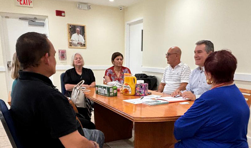 Arlex Cardona, segundo desde la derecha, creador del grupo de apoyo para el duelo la Buena Esperanza, comparte información sobre cómo superar el duelo con los participantes de la parroquia Our Lady of Divine Providence, en Miami, durante una charla a principios de septiembre de 2024.