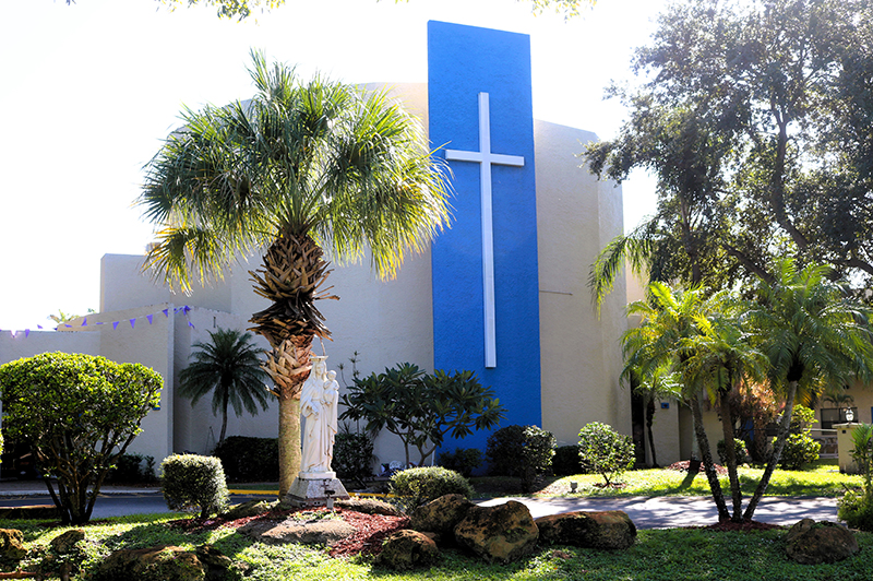 La parroquia Our Lady Queen of Heaven es un faro de fe en el extremo noroeste de la Arquidiócesis de Miami durante los últimos 50 años. La parroquia tiene la misión de fortalecer la fe, hacer crecer los ministerios y los miembros y desarrollar nuevas iniciativas durante el año de su aniversario.