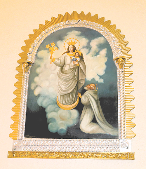 Una pintura de Nuestra Señora Reina del Cielo, la patrona de la parroquia, se exhibe en un área especial de la iglesia. La parroquia está celebrando 50 años de fe y ministerio en el noroeste del condado de Broward.