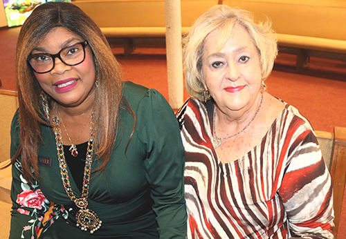 Sisa Louidor (izquierda), feligresa de muchos años, y Marsha Gill, pionera de la iglesia, en una visita antes de la Misa del 3 de noviembre. Ambas mujeres están participando con otros feligreses en diferentes programas para hacer crecer la fe, los ministerios y los feligreses como parte de la misión del año del 50 aniversario de la parroquia.