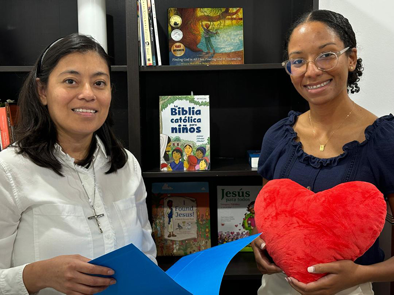 Desde la izquierda, las encargadas del Proyecto de Oración y Adoración por los Niños del SEPI., la Hna. Lizeth Manrique, coordinadora y Loisy Ogando, asistente, trabajan en la consolidación del programa en la oficina Regional del Sureste para el Ministerio Hispano, SEPI, en Miami.