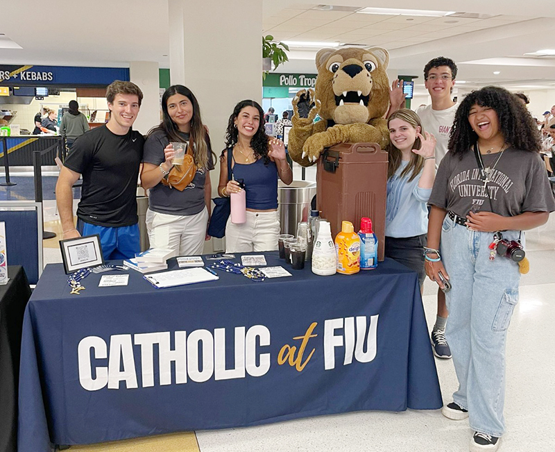 (From left) FOCUS missionaries Thomas Benson and Fernanda Flores and campus ministry members Karina Ruiz, Giselle Castañeda, Anthony Pardo-Pagan, and Daliannette Garcia-Pagan promote the ministry at the beginning of the Fall semester at the Florida International University Graham Center in Miami.
