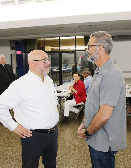 Hussam Musleh (izquierda), habla con Peter Portu, feligrés de la iglesia Little Flower en Coral Gables, durante el conversatorio para “Orar por la paz de Jerusalén”, el 10 de diciembre de 2024, en la Iglesia St. Gregory en Plantation.