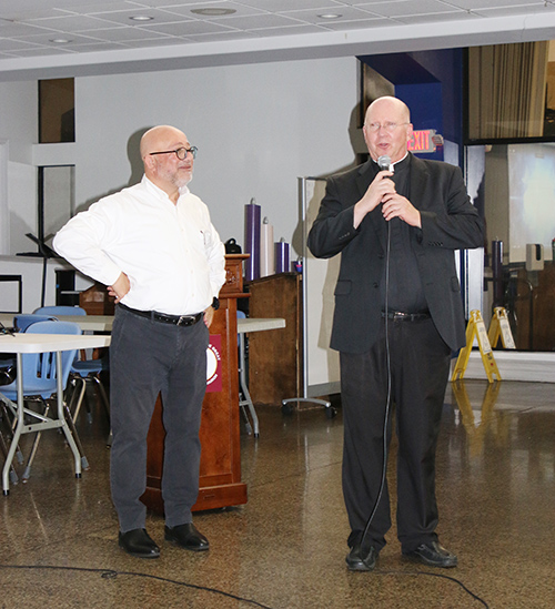 El P. Michael Davis, párroco de St. Gregory, en Plantation, presenta a Hussam Musleh de Israel, quien habló sobre la disminución de la población cristiana en Israel y Palestina en el evento “Orar por la Paz de Jerusalén” el 10 de diciembre de 2024, en St. Gregory.