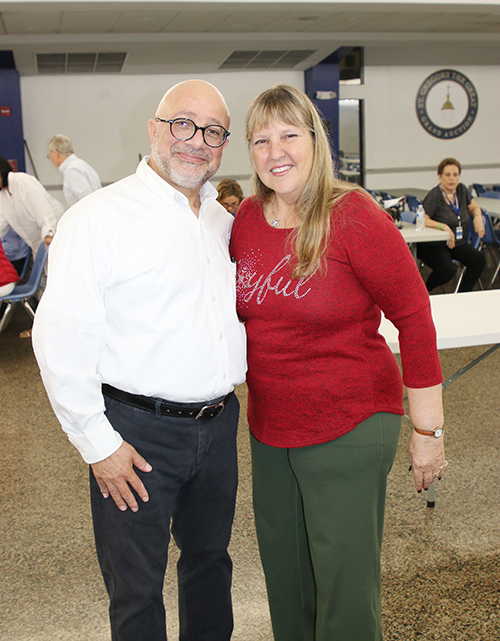 Corinne Dorey, de la iglesia Holy Name of Jesus Church en West Palm Beach, habla con Hussam Musleh, un guía turístico árabe católico israelí, que guio su peregrinación a Israel en julio de 2023. Musleh habló el 10 de diciembre de 2024 en la iglesia St. Gregory en Plantation.
