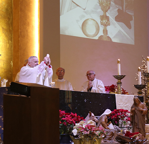 El Arzobispo Thomas Wenski celebra la Eucarist’a por los 100 a–os de la Aprobaci—n Pontificia de la Instituci—n Teresiana el 11 de enero, en la parroquia Corpus Christi en Miami. Concelebraron con el Arzobispo, el p‡rroco, el vicario y los sacerdotes en residencia en la parroquia y otros sacerdotes invitados.