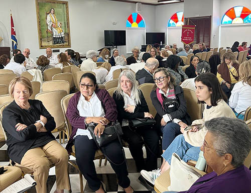 Hispanic leaders discuss their evangelical mission in the Jubilee Year in small groups following a talk by Father Rafael Capó at the Día del Envío de los Movimientos Apostólicos Hispanos. The event took place on March 15, 2025 at the National Shrine of Our Lady of Charity in Miami.