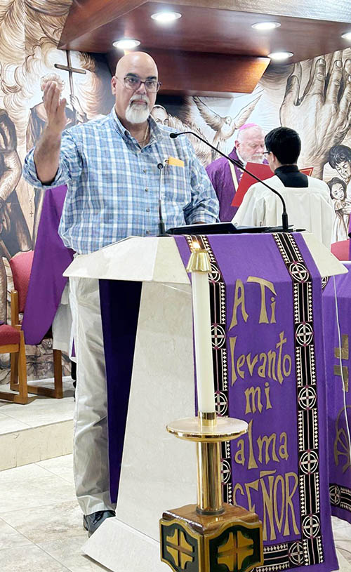Fernando Gomez, organizer of the Día del Envío de los Movimientos Apostólicos Hispanos, speaks during the Mass celebrated by Archbishop Wenksi on March 15, 2025, at the National Shrine of Our Lady of Charity in Miami. Over 150 leaders of Hispanic Apostolic Movements enjoyed a day of spiritual renewal, communion and recommitment to their faith mission.