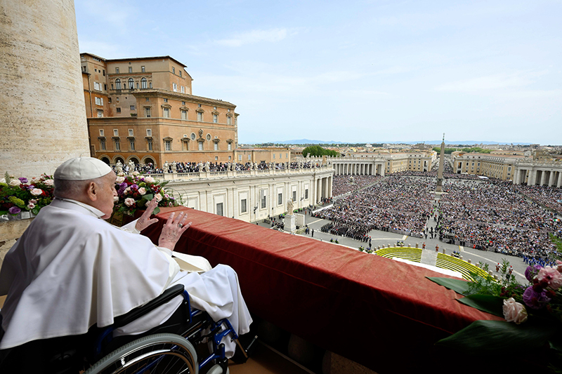 El Papa Francisco aparece en el balcón central de la Basílica de San Pedro para pronunciar su bendición pascual «urbi et orbi» (a la ciudad y al mundo) en el Vaticano el 20 de abril de 2025. El Papa Francisco, antes cardenal argentino Jorge Mario Bergoglio, falleció el 21 de abril a los 88 años.